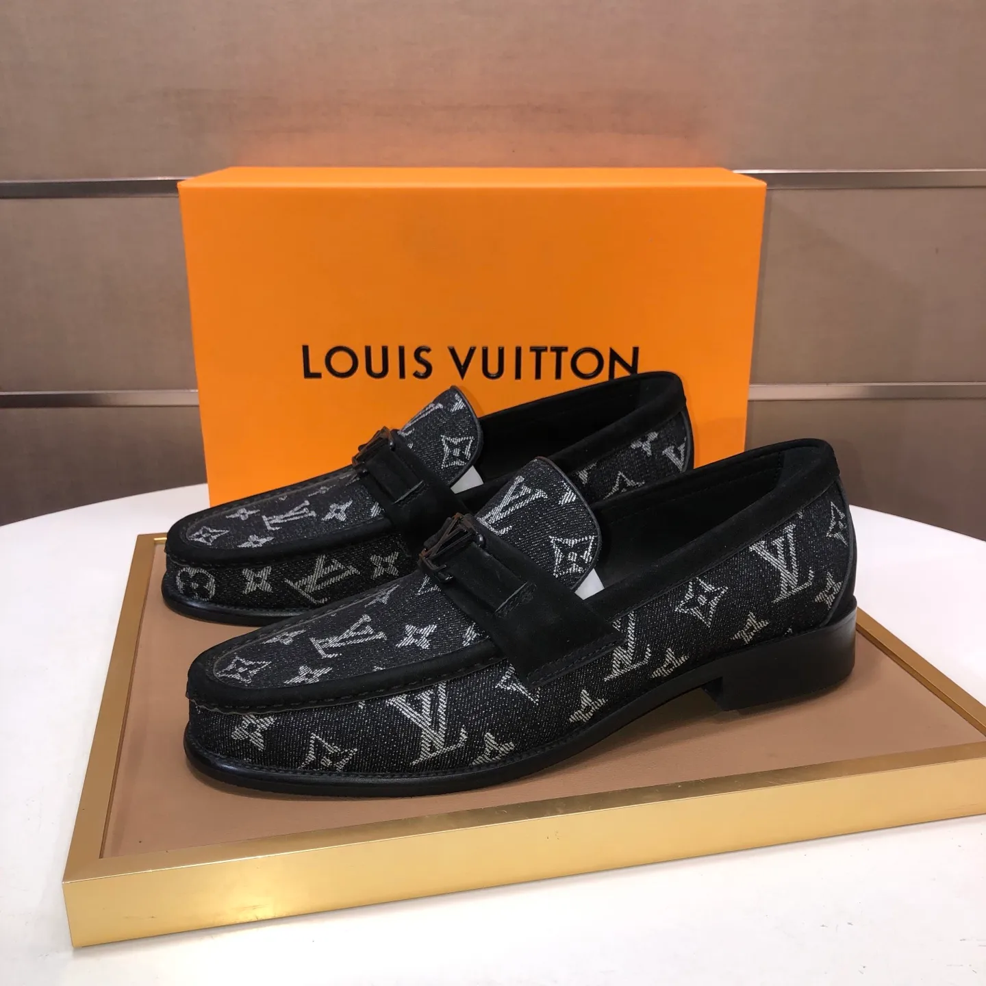 Men's men's shoes💰540💰[LV] (original single cowhide lining)🍀LV's latest genuine leather business suit shoes are available on the official website at the same time. The first-layer cowhide imported from Italy is made of heavy gold, and the official website has a 1:1 rubber outsole. Versatile to wear, high-end without losing class, and the color combination is extraordinary. This four-season style is alluring when worn on your feet, showing off your big-name flair. Standard code 38-45 (45 customized)